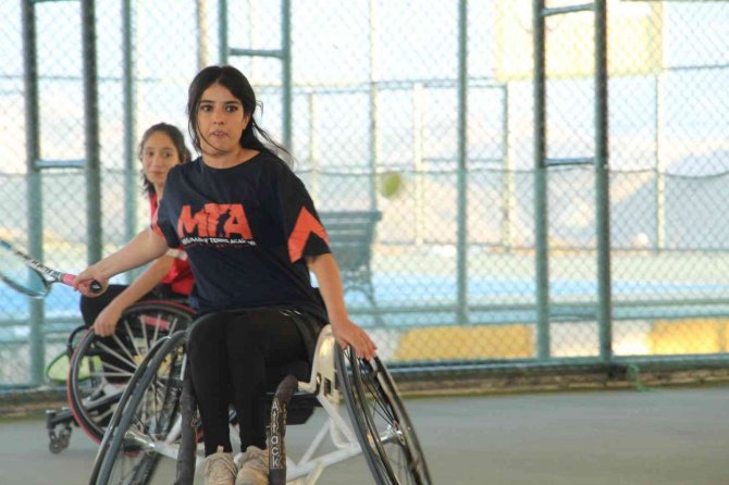 Engelleri Aşıp Tavsiye Üzerine Başladıkları Tenis Hayatları Oldu