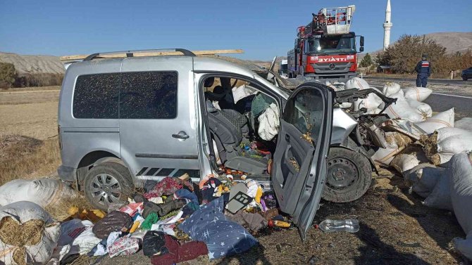 Sivas’ta Feci Kaza: Uzman Çavuş Hayatını Kaybetti 5 Kişi Yaralandı