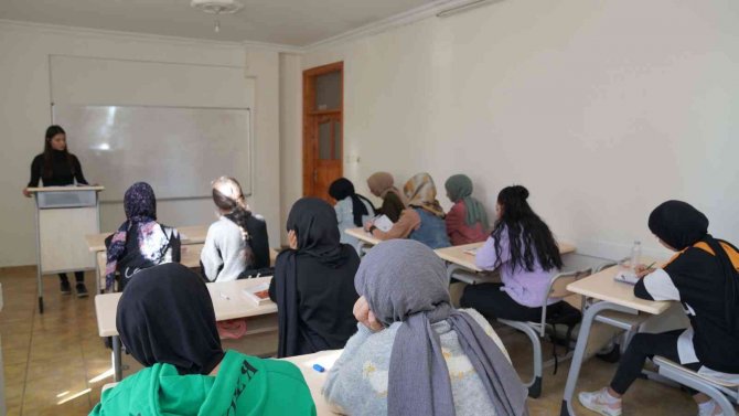 Siverek’te Eğitime Destek Devam Ediyor