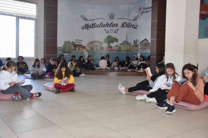 Konservatuvarda Öğrenciler Okuma Saatinde Kitap Okuyor