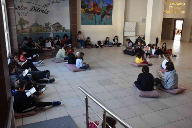 Konservatuvarda Öğrenciler Okuma Saatinde Kitap Okuyor