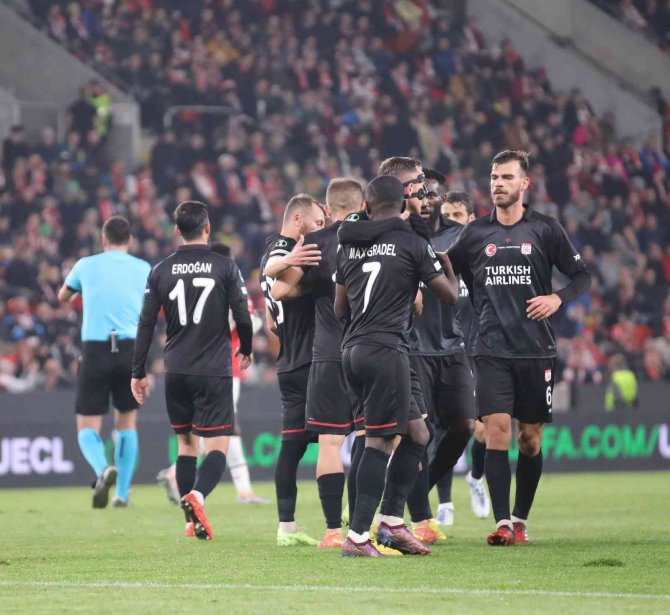 Uefa Avrupa Konferans Ligi: Slavia Prag: 0 - Sivasspor: 1 (İ̇lk Yarı)