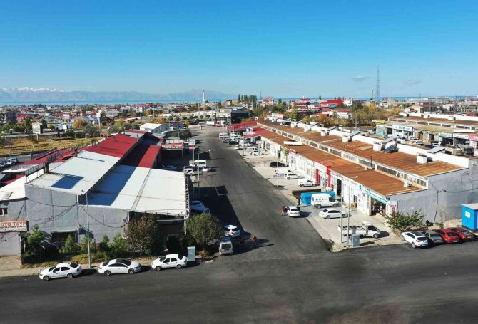 Van Büyükşehir Belediyesi Sanayi Sitesi Alanını Asfaltladı