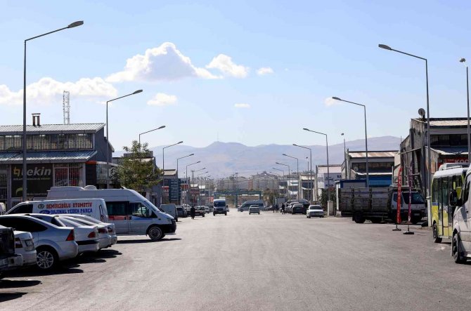 Van Büyükşehir Belediyesi Sanayi Sitesi Alanını Asfaltladı