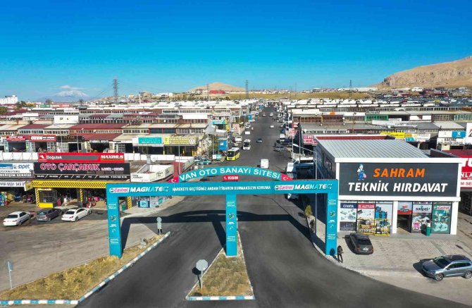 Van Büyükşehir Belediyesi Sanayi Sitesi Alanını Asfaltladı