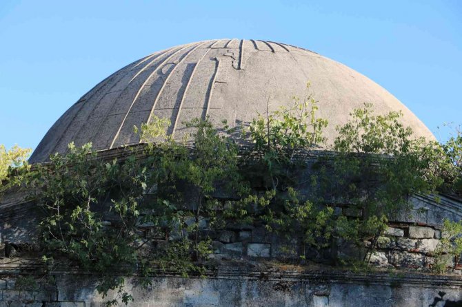 Edirne’de Evliya Kasım Paşa Camisi Definecilere Ve Uyuşturucu Bağımlılarına Bırakıldı