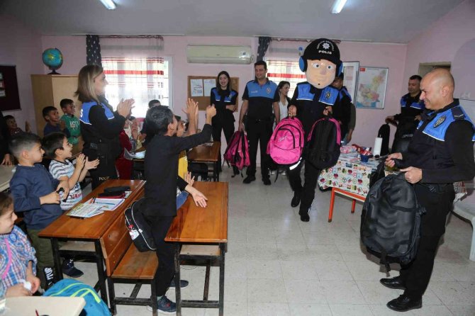 Tarım İşçisi Ailelerin Çocuklarının Yüzünü Polis Güldürdü