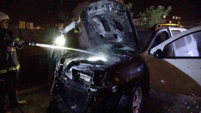 Bakımları Yeni Yapılan Otomobil Park Halinde Alev Alev Yandı