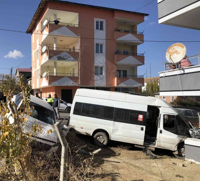 Okul Servisiyle Cip Çarpıştı: 4’ü Çocuk 6 Yaralı
