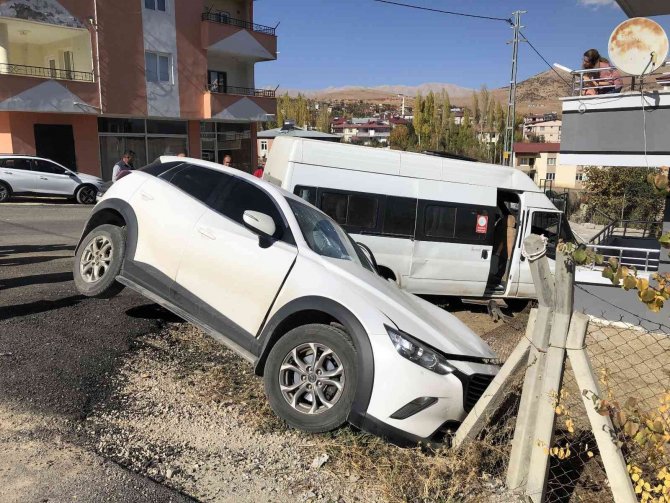 Okul Servisiyle Cip Çarpıştı: 4’ü Çocuk 6 Yaralı