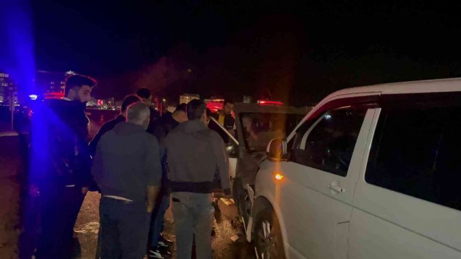 İ̇ki Araç Kafa Kafaya Çarpıştı: 3 Yaralı