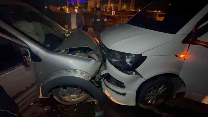 İ̇ki Araç Kafa Kafaya Çarpıştı: 3 Yaralı