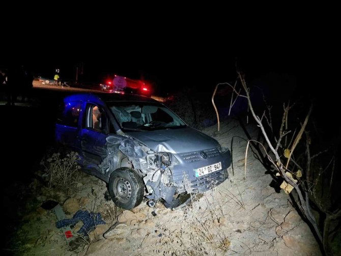 Karşı Şeride Geçen Otomobille Kafa Kafaya Çarpıştı: 3 Yaralı
