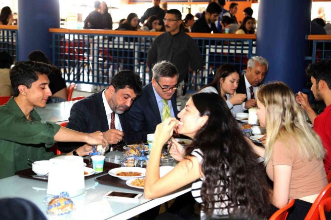 Adü Rektörü Aldemir, Öğrencilerle Bir Araya Geldi