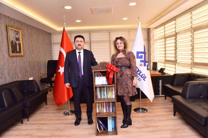 Başkan Avcı’dan Çekilişle Kütüphane Hediyesi