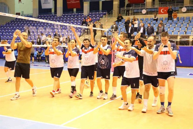 Kurumlararası Voleybol Turnuvası’nda İ̇l Emniyet Müdürlüğü Şampiyon Oldu