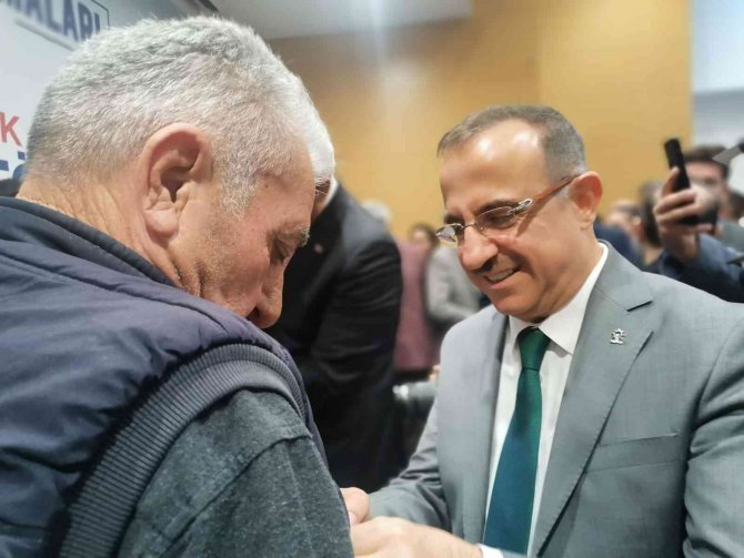 Bakan Ersoy, İ̇zmir’de Ak Parti’ye Katılanlara Rozet Taktı