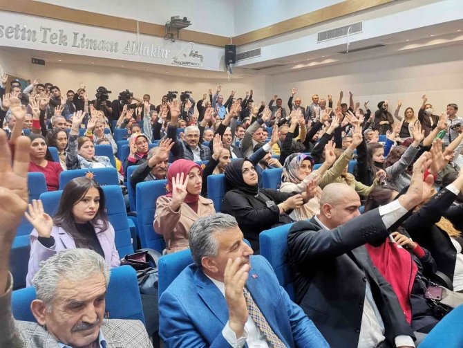 Bakan Ersoy, İ̇zmir’de Ak Parti’ye Katılanlara Rozet Taktı