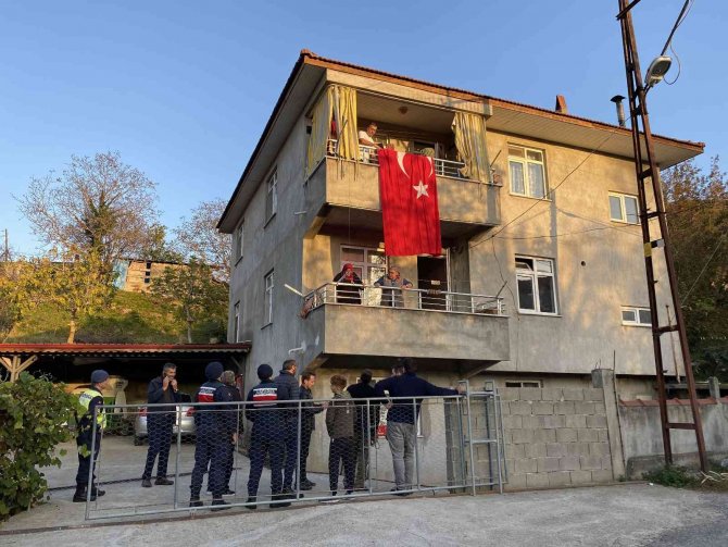 Hayatını Kaybeden Madencinin Evine Türk Bayrağı Asıldı