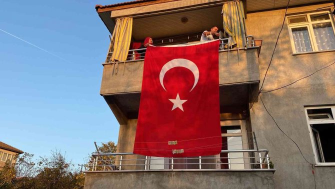 Hayatını Kaybeden Madencinin Evine Türk Bayrağı Asıldı