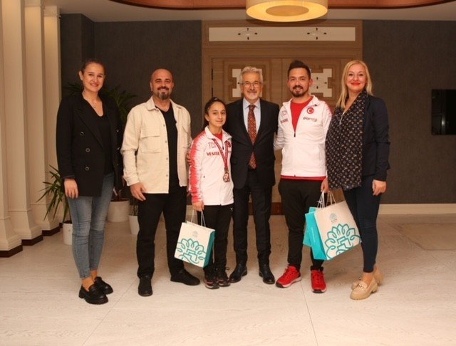 Başkan Erdem’den Ödüllü Sporculara Kutlama