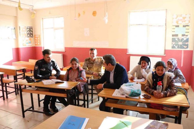 Kaymakam Özçelik, Öğrencilerle Derse Girdi