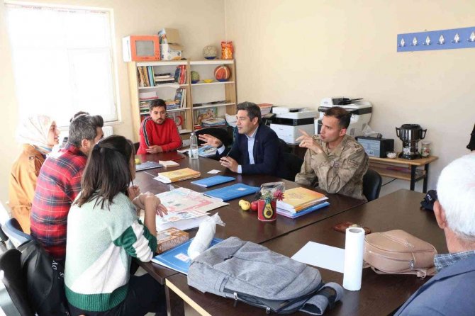 Kaymakam Özçelik, Öğrencilerle Derse Girdi