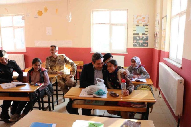 Kaymakam Özçelik, Öğrencilerle Derse Girdi