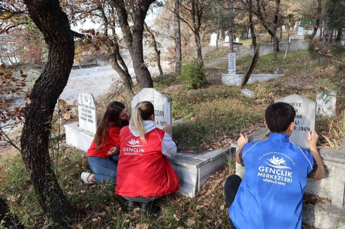 Yazısı Kaybolan Mezar Taşlarını Boyadılar