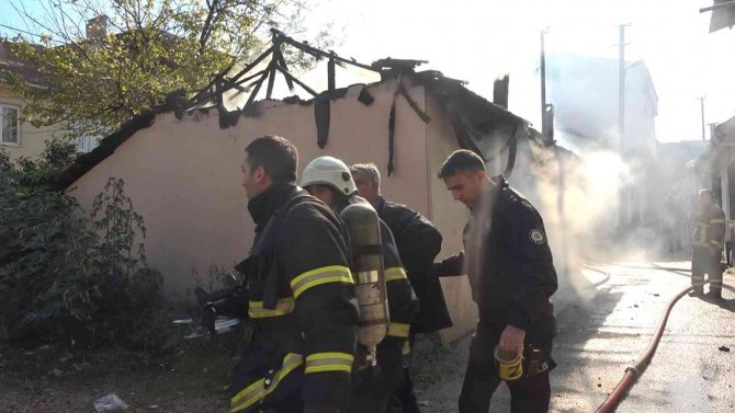Bursa’da Tek Katlı Ev Alev Alev Yandı