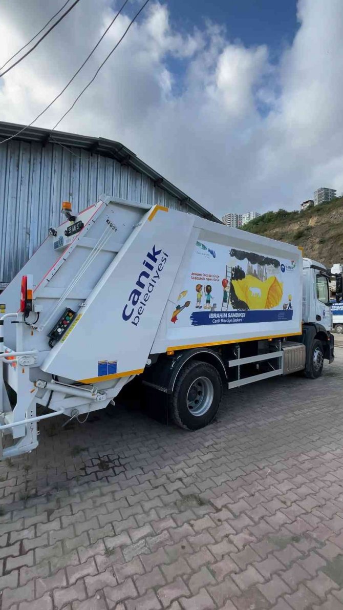 Çocukların Yaptıkları Resimler Belediye Temizlik Araçlarında Sergileniyor