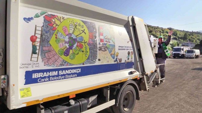 Çocukların Yaptıkları Resimler Belediye Temizlik Araçlarında Sergileniyor