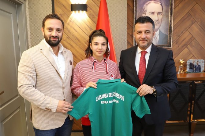 Dünya Şampiyonu Esra Bayrak, Çarşamba Belediyespor’da