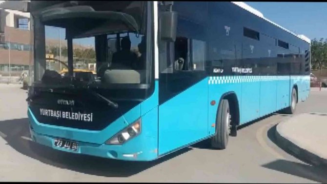 Kalp Krizi Geçiren Yaşlı Adamı Otobüsle Hastaneye Yetiştirdiler