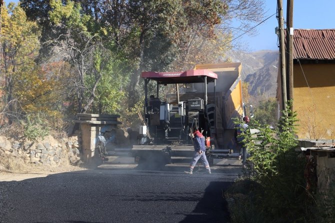 Erzincan’da Toprak Yollar Asfaltla Buluşuyor