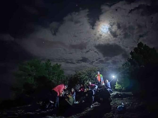 Gece Yürüyüşçüleri 11 Kilometre Mesafe Yürüdü