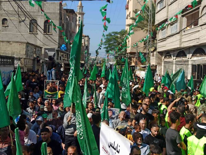 Filistinliler, Gazze’de İ̇srail Saldırılarını Protesto Etti