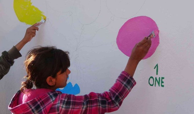 Okul Duvarlarına Resim Nakşedip Eğlendiler