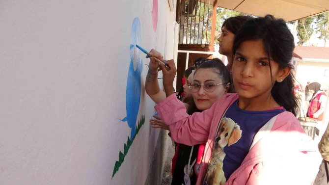 Okul Duvarlarına Resim Nakşedip Eğlendiler