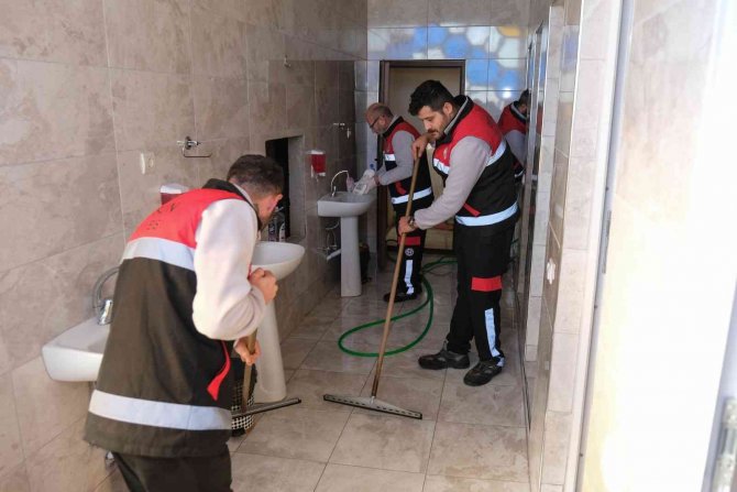 Acil Temizlik Timi İşbaşında