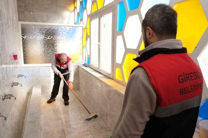 Acil Temizlik Timi İşbaşında