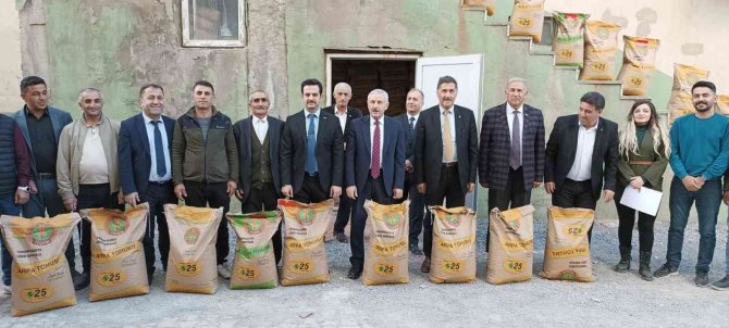 Hakkari’deki Çiftçilere Buğday Ve Tohum Desteği
