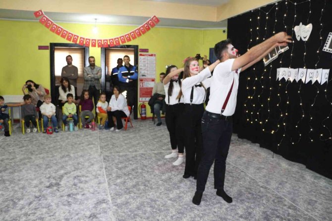 Yüksekova Polisi Pandomim Etkinliği İle Çocukları Eğlendirdi