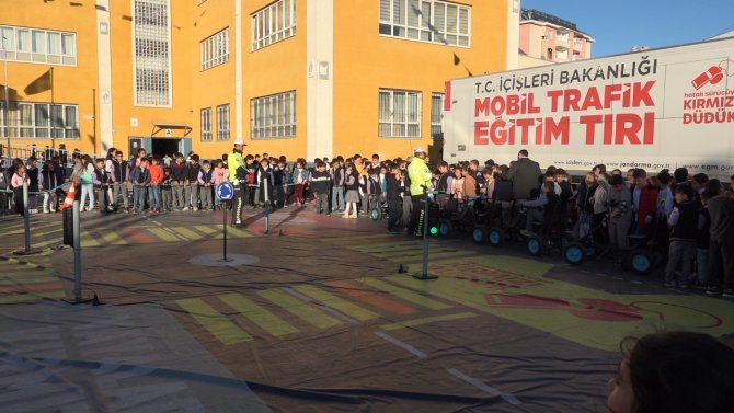 Mobil Trafik Eğitim Tırı Erciş’te