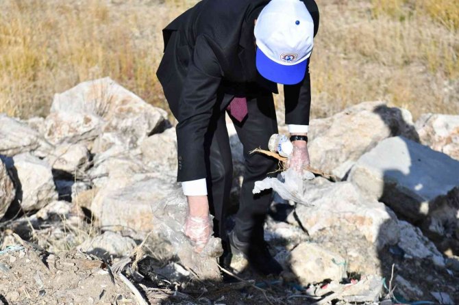 Vali Eğirdir Gölü’nde Öğrencilerle Çöp Topladı