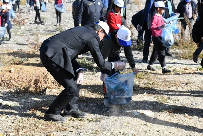 Vali Eğirdir Gölü’nde Öğrencilerle Çöp Topladı
