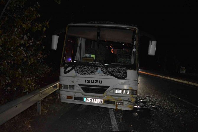 İ̇zmir’de İki Servis Aracı Çarpıştı: 17 Yaralı