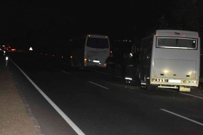 İ̇zmir’de İki Servis Aracı Çarpıştı: 17 Yaralı