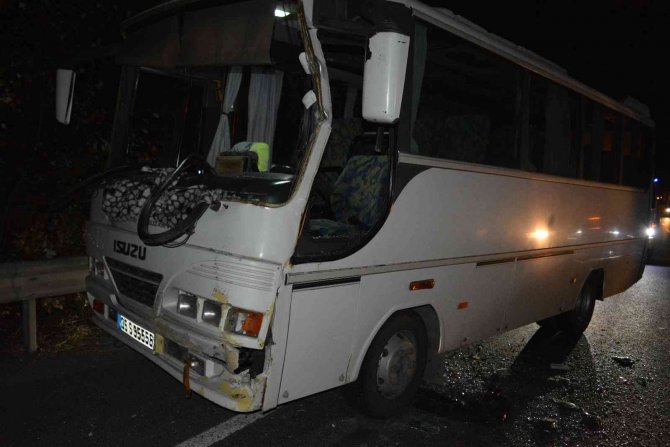 İ̇zmir’de İki Servis Aracı Çarpıştı: 17 Yaralı
