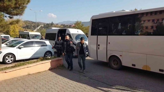Mahkumlara Uyuşturucu Temin Eden Gardiyanlar Adliyeye Sevk Edildi
